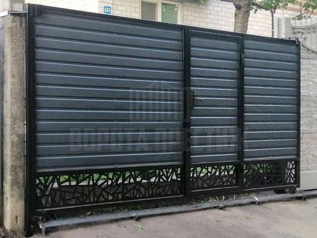 Современные ворота из профнастила с ковкой ОТ-320
