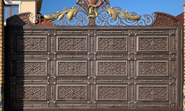 Эффектные кованые ворота с автоматическим управлением ОТ-213