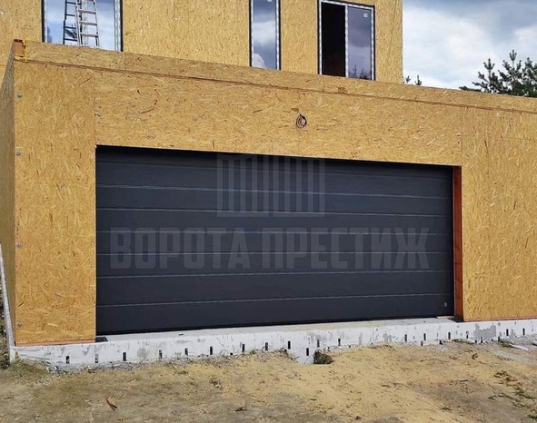 Черные секционные гаражные ворота ГР-256