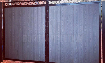 Распашные ворота из ДПК с элементами ковки РС-353 - фото 2