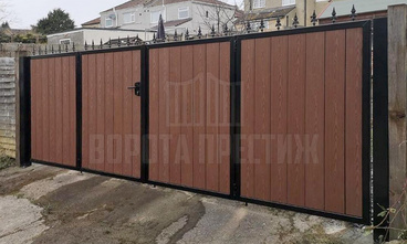 Механические ворота из ДПК с элементами ковки РС-381 - фото 3