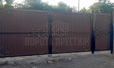 Распашные ворота с ковкой для загородного дома РС-467