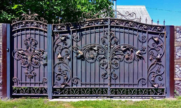 Кованые распашные ворота с узорами РС-189