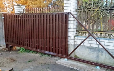 откатные ворота коричневого цвета