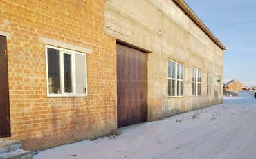 коричневые гаражные ворота в промышленный корпус