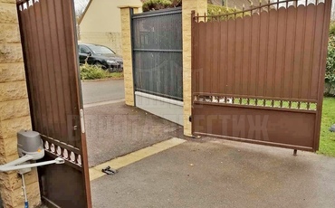 коричневые распашные ворота для загородного дома