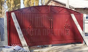 красные распашные ворота с ковкой