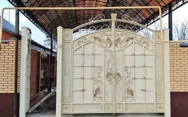 распашные ворота белого цвета