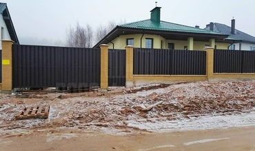 распашные ворота на кирпичных столбах