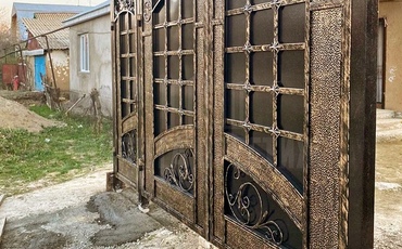 стильные распашные ворота с ковкой для дачи - фото 3