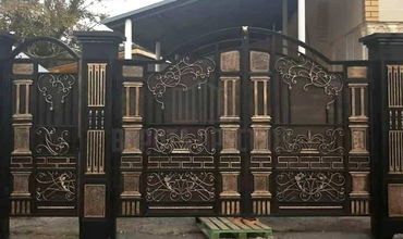 темные распашные ворота с ковкой и калиткой