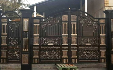 темные распашные ворота с ковкой и калиткой