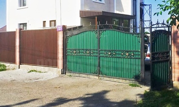 зеленые распашные ворота