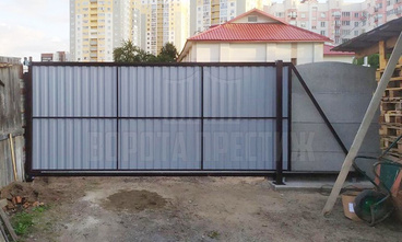 Ворота откатные из профнастила для загородного дома ОТ-247 - фото 2