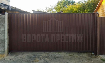Ворота откатные из профнастила для загородного дома ОТ-247