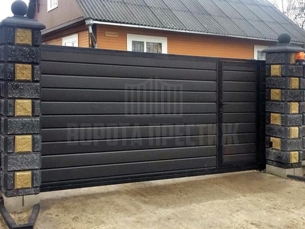 Надежные ворота Alutech с обшивкой сэндвич-панелями ОТ-257