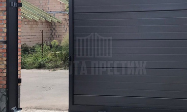Стильные черные ворота Alutech с сэндвич панелями ОТ-264 - фото 3