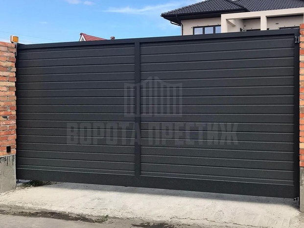 Стильные черные ворота Alutech с сэндвич панелями ОТ-264