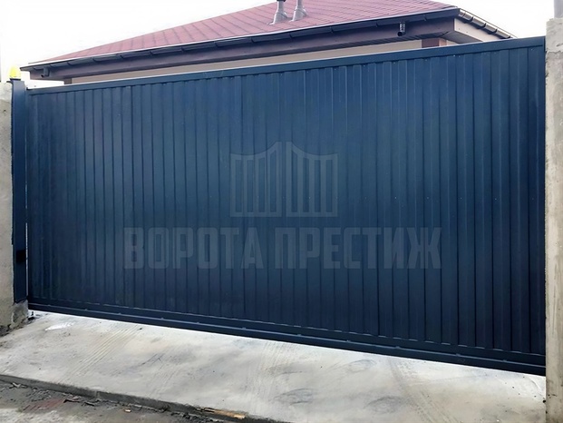 Синие автоматические ворота Comunello из профнастила ОТ-270