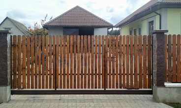 Выдвижные ворота из деревянного штакетника ОТ-345